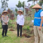Seribu Pohon untuk Bumi! Kapolsek Pasirwangi Hadir di Aksi Hijau Hari Bumi 2026 di Garut